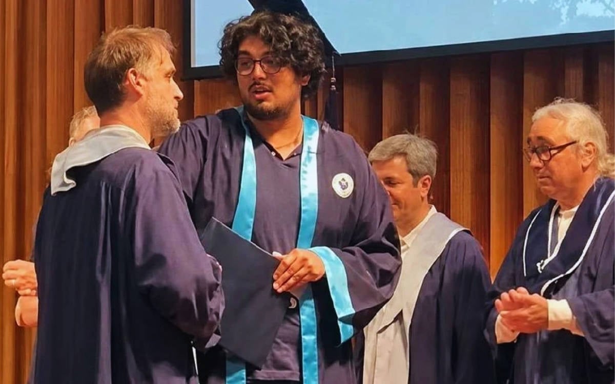 ‘Paraşüt akademisyen’, kendisiyle fotoğraf çektirmek istemeyen öğrenciye diplomasını vermedi