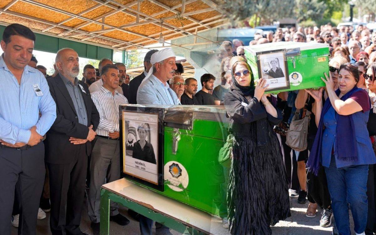 Nevin İl kadınların omzunda son yolculuğuna uğurlandı