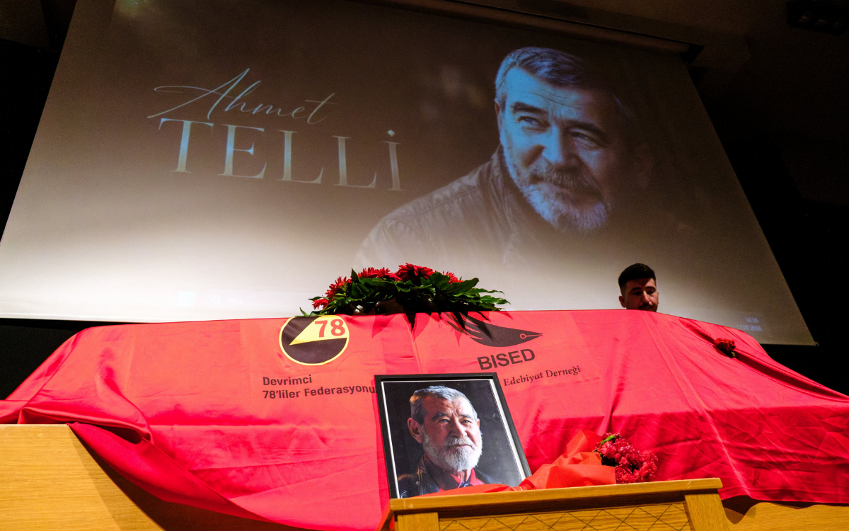 Ahmet Telli’ye alkışlar, karanfiller ve Enternasyonal’le veda