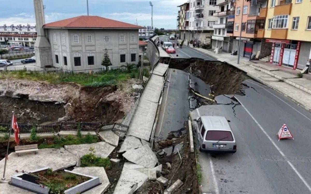 Rize'de yurt inşaatı sırasında yol çöktü: "Bilimsel planlama şart"