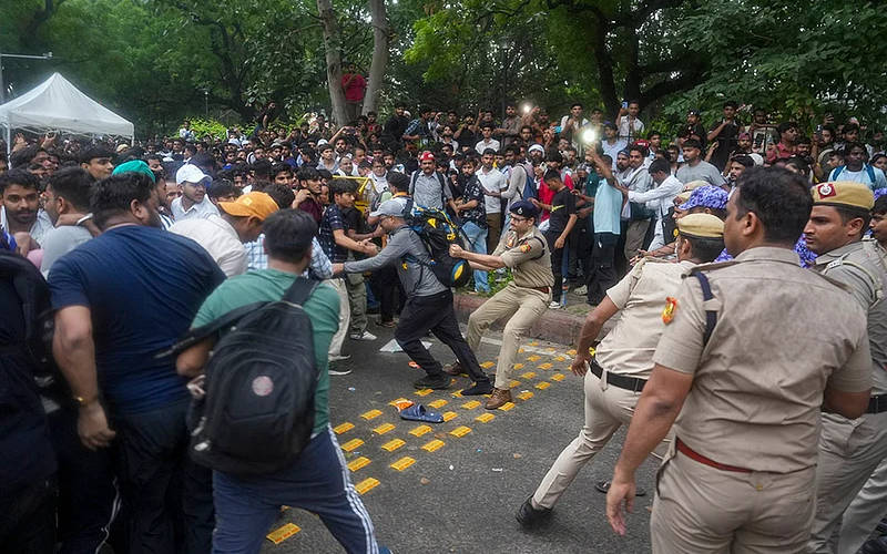 Hindistan’da “Hamam Böceği Halk Partisi” isyanı: Gençler neden sokakta?