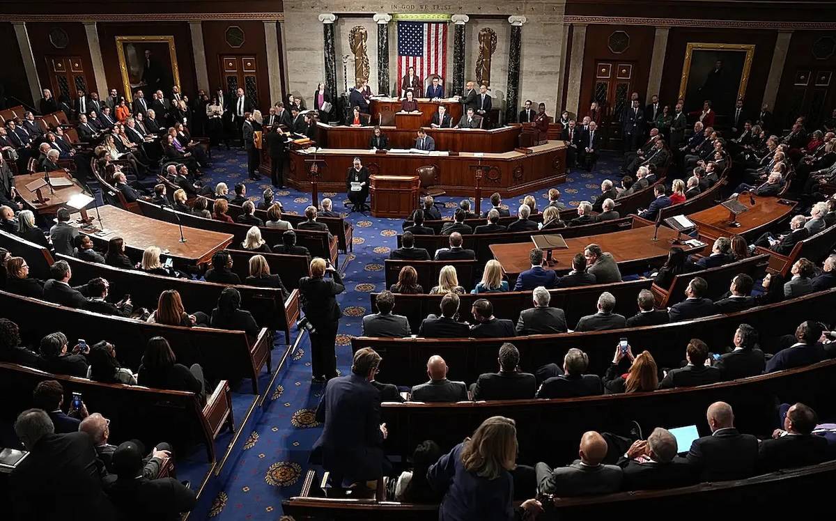Trump'ın İran’la savaş yetkisini sınırlandırmak isteyen ABD Temsilciler Meclisi, 1  trilyon dolarlık savunma paketini de onayladı