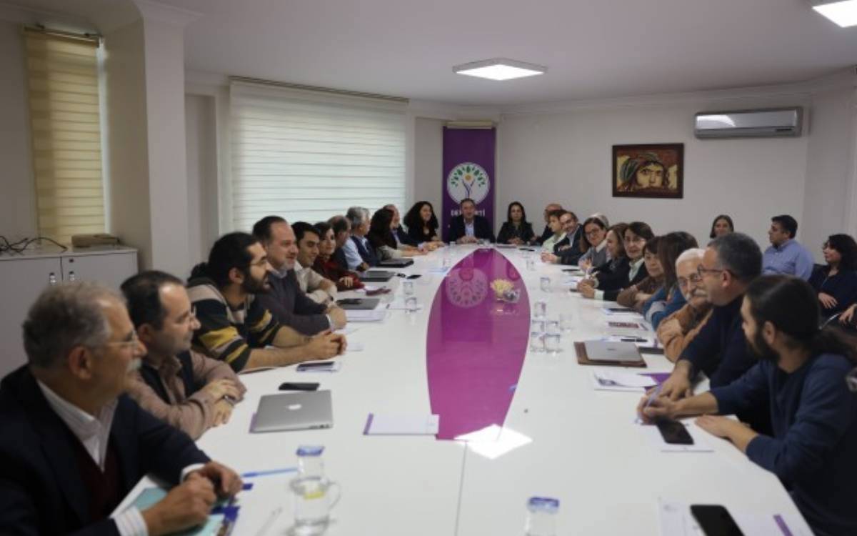 DEM Parti MYK’si 'çerçeve yasa' gündemiyle toplandı