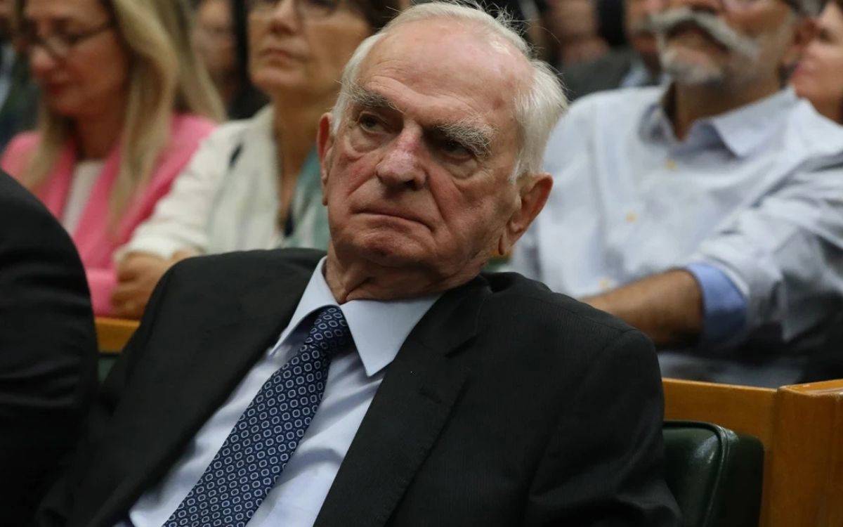 70 yıldır CHP'li Önder Sav ailesiyle birlikte istifa etti, YENİ Parti'ye katılıyor