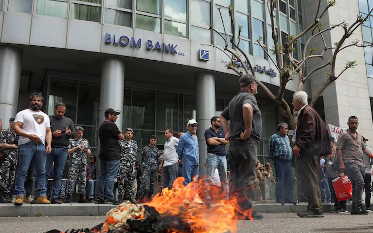 Lübnanlı mudiler bankaların önünde ateş yaktı: “Kendi paramızı geri istiyoruz”
