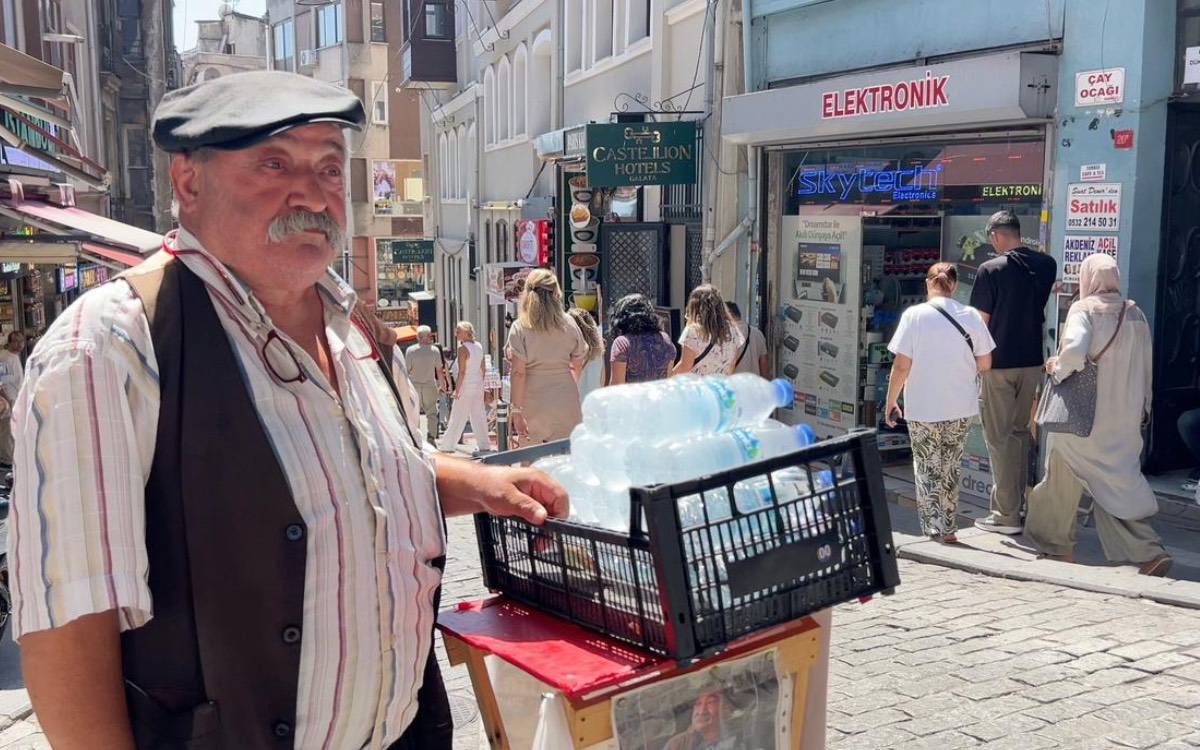 Kaset devri bitince su satmaya başladı