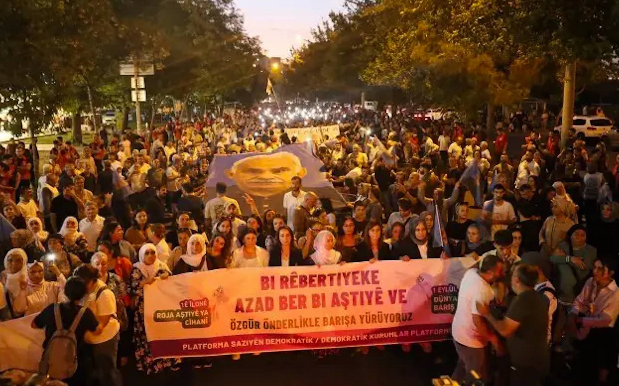 Diyarbakır ve İstanbul'da 1 Eylül: Binler barış talebiyle sokakta, çözümün adresi demokrasi