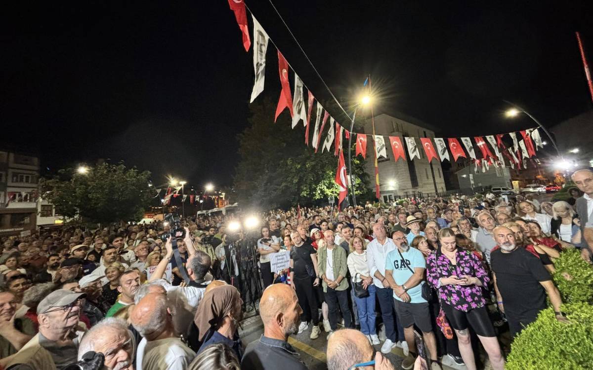 Yeni Parti'den, Üsküdar Belediyesi önünde Başkanvekili seçimine yönelik baskılara protesto