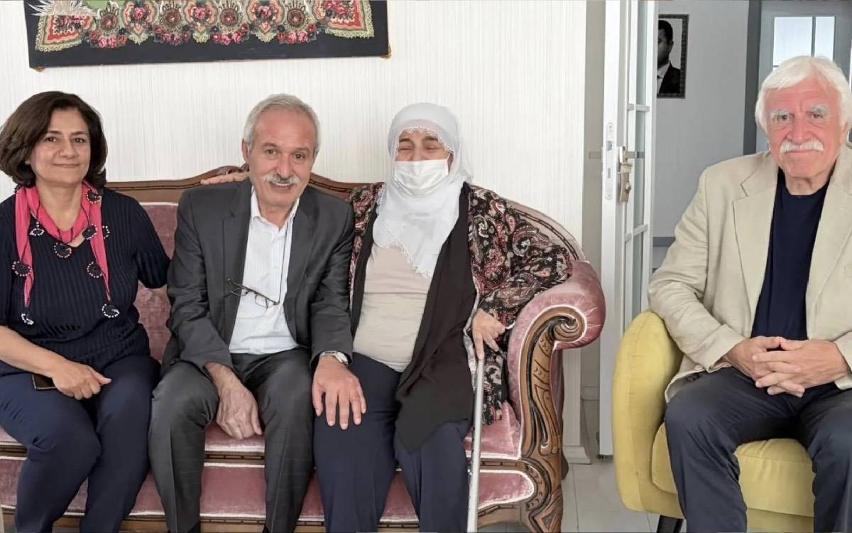 Mızraklı, Demirtaş'ın annesini ziyaret etti: Sen niye tek geldin?