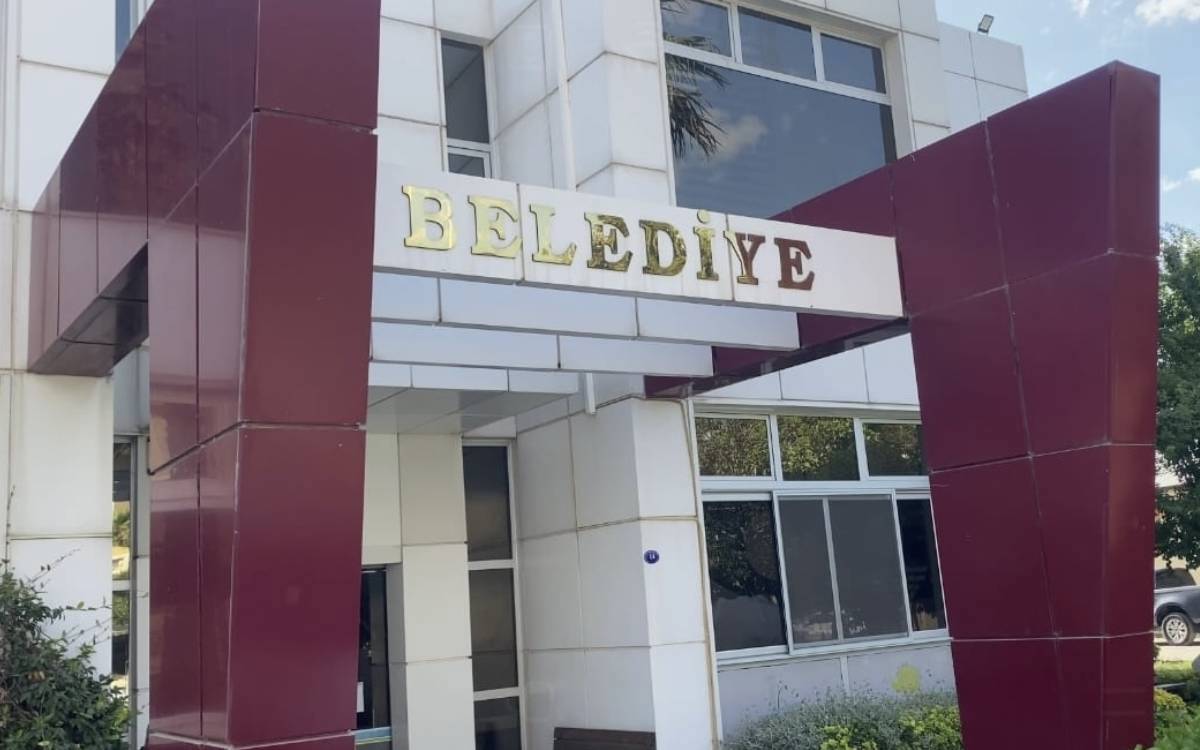 Seferihisar Belediyesi soruşturmasında gözaltına alınan 47 kişi adliyeye sevk edildi