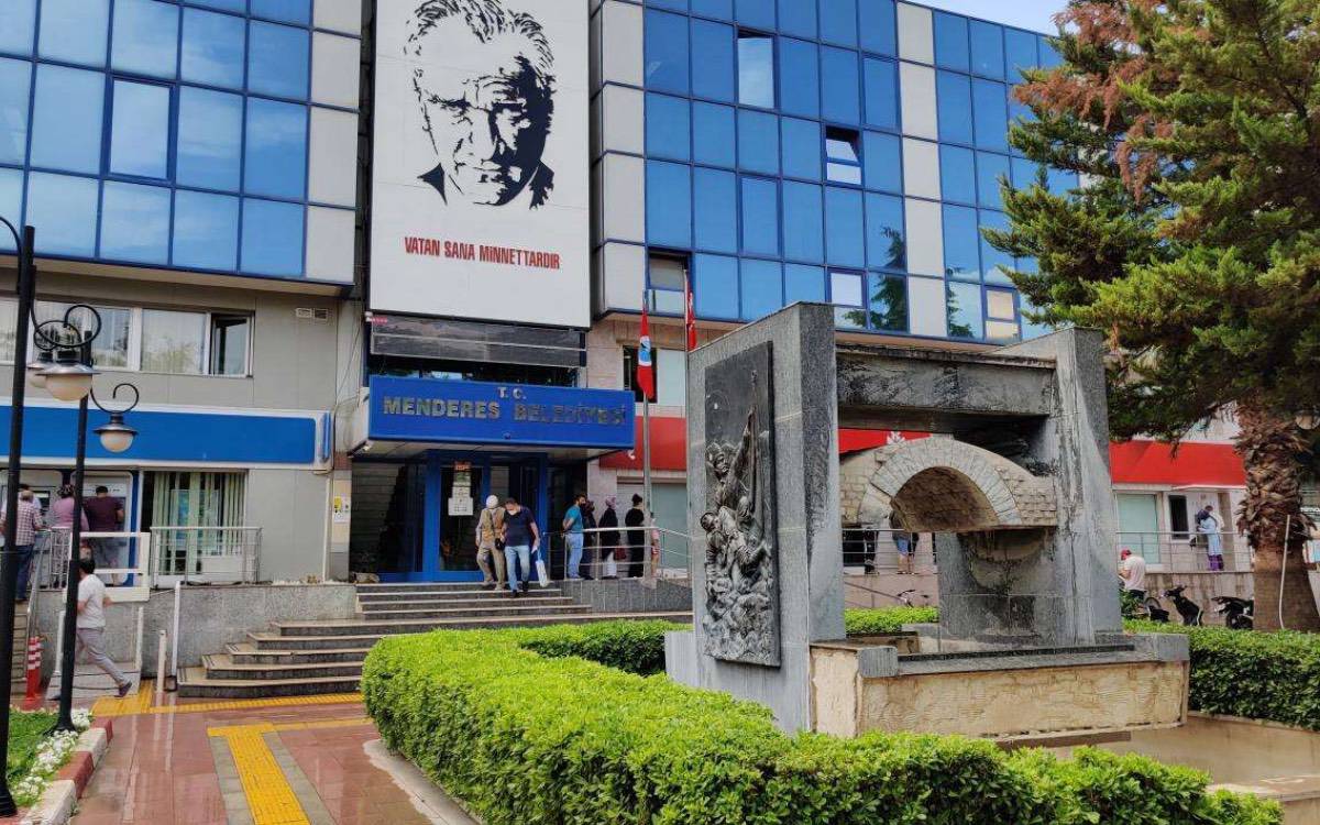 Menderes Belediyesi'ne operasyon: 9 kişi gözaltında