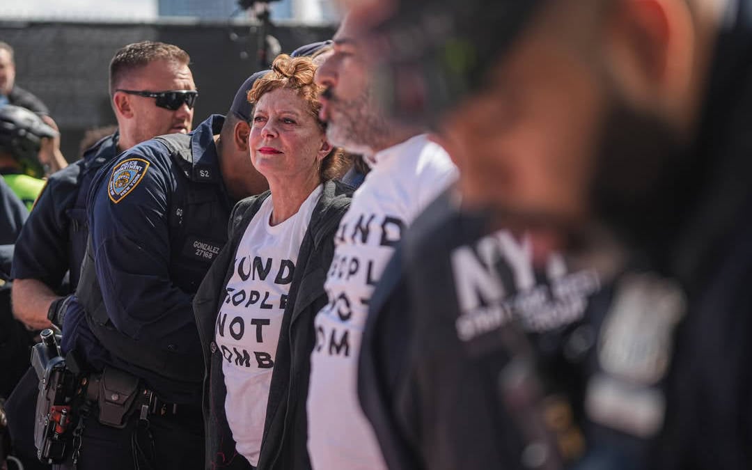 Netanyahu protestosunda Susan Sarandon ve Hannah Einbinder’e gözaltı