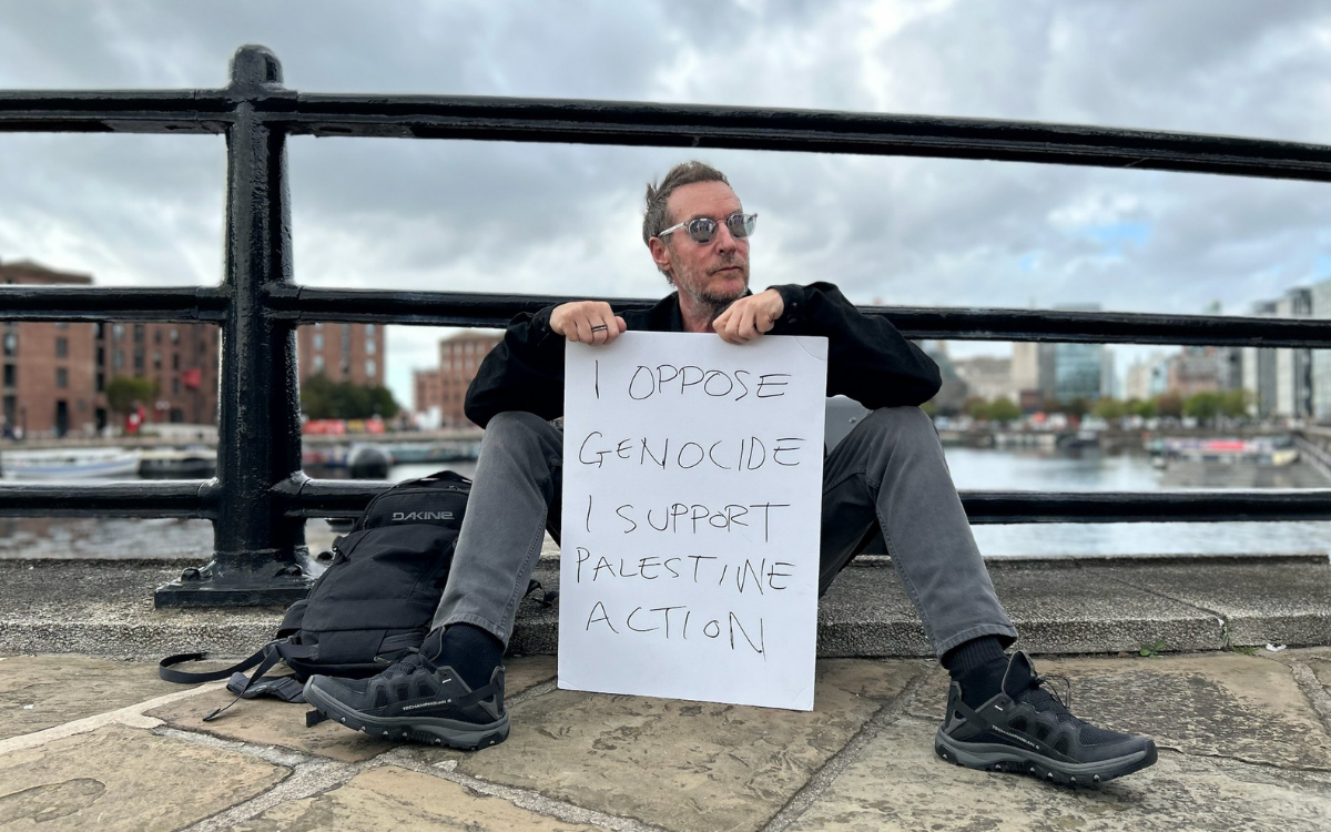 Filistin’e destek pankartı taşıyan Massive Attack üyesi gözaltına alındı