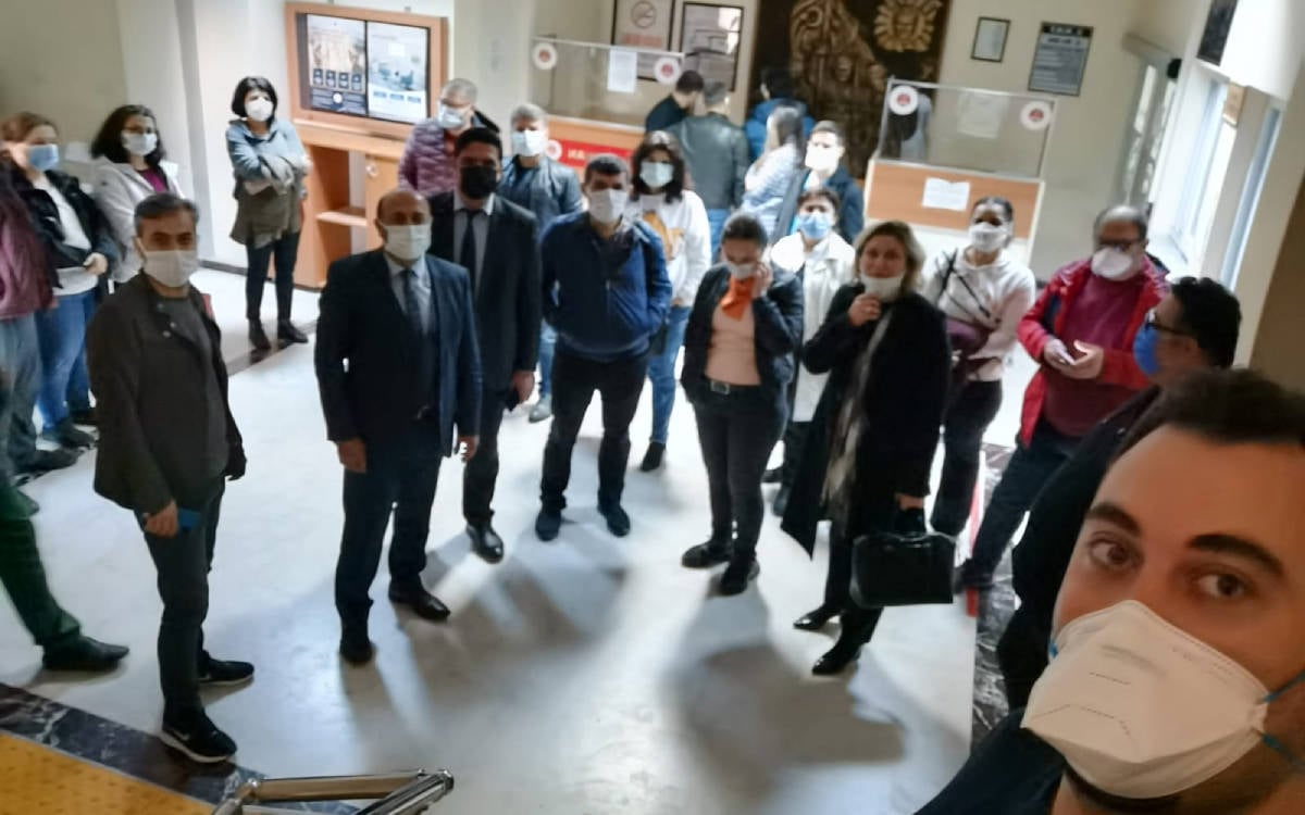 Kendini muayene etmeyen doktoru gözaltına aldıran savcı, hakkındaki haberleri sansürletti