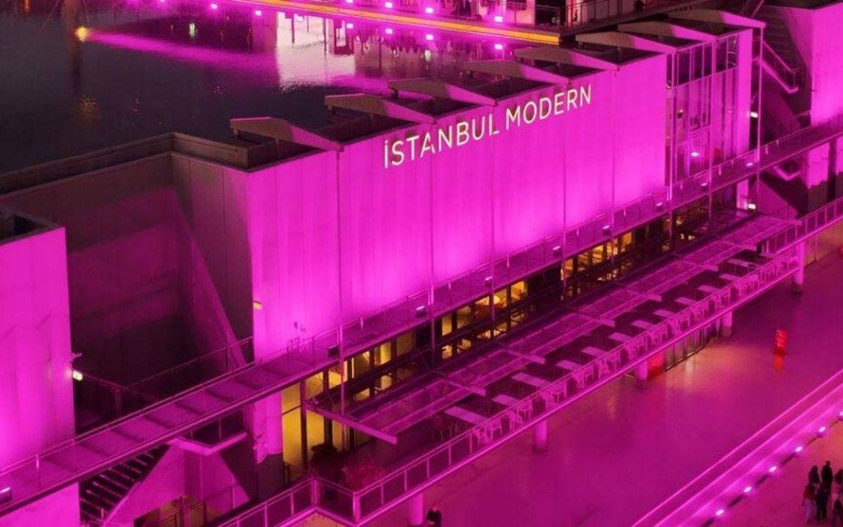 Meme Kanseri Farkındalık Ayı’nda İstanbul Modern pembe ışığa büründü