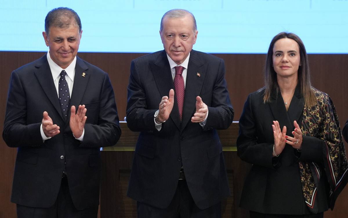 İzmir Büyükşehir Belediye Başkanı Cemil Tugay AKP'ye geçti