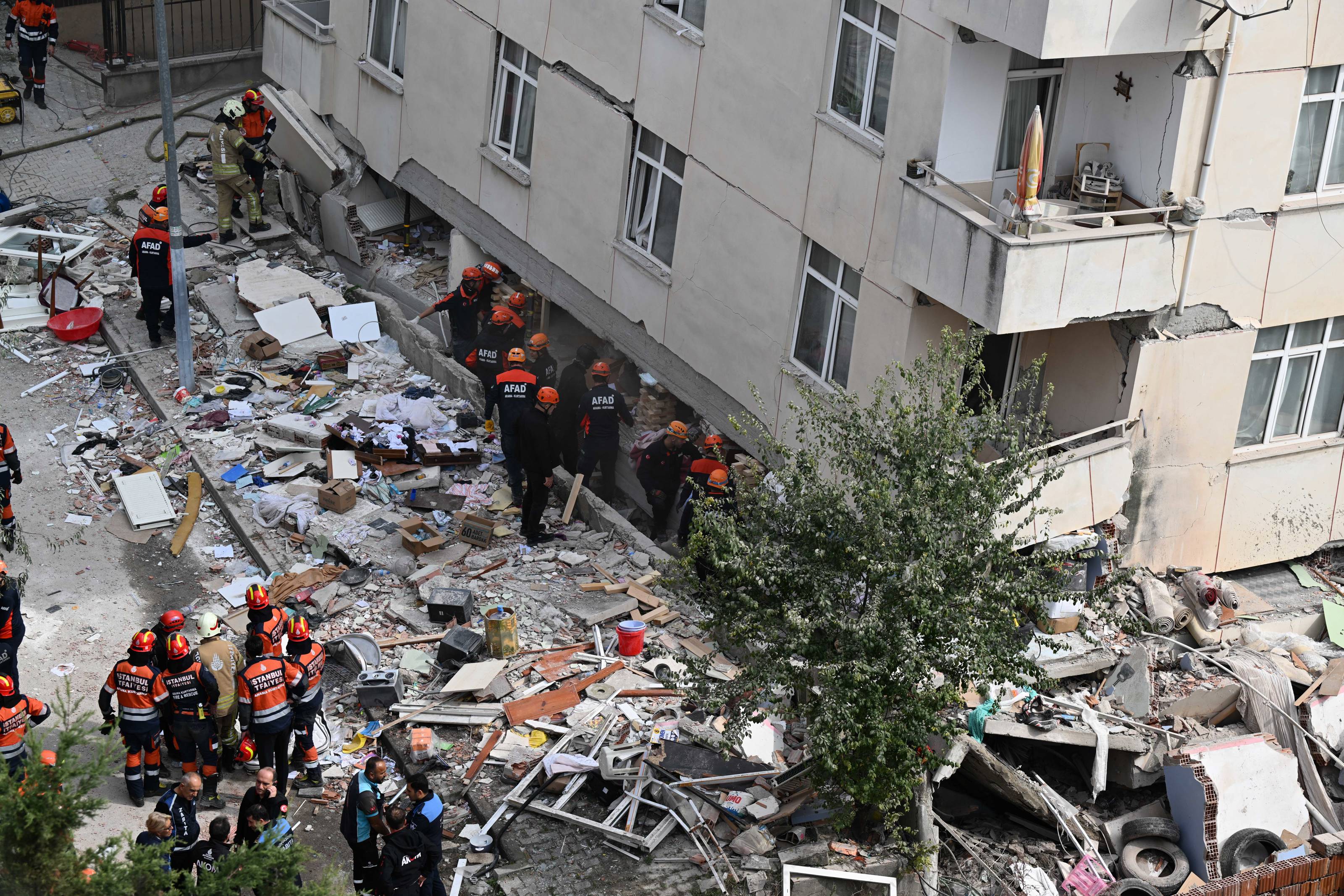 Three more bodies recovered after İstanbul building collapse