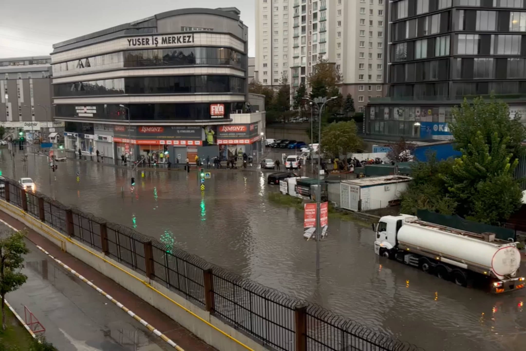 Torrential rains trigger flooding across İstanbul; child dies after electrocution in puddle