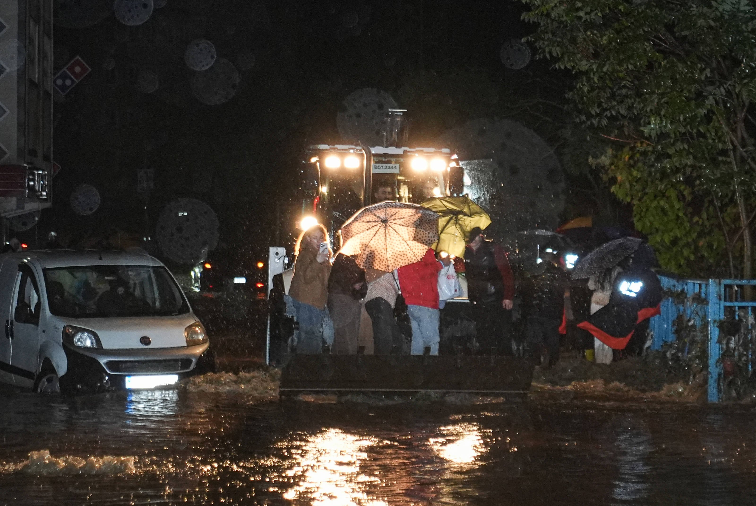 Torrential rains trigger flooding across İstanbul; child dies after electrocution in puddle