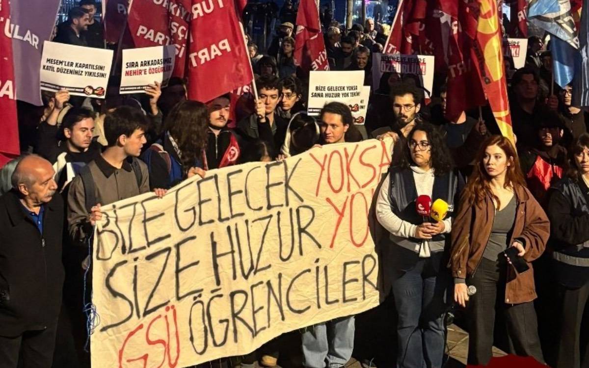 İki öğrencinin tutuklanmasını protesto eden dört öğrenci gözaltına alındı