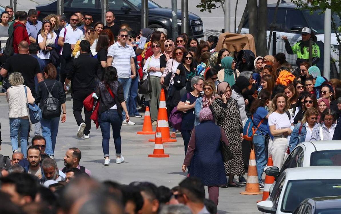 Halkın yüzde 57'si erken seçim istiyor; parlamentoda ülkeyi seçime götürme iradesi yok