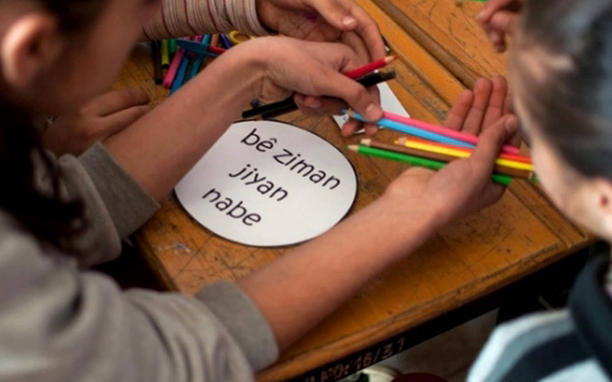 100 saliya Komarê û polîtîkaya wê ya ji bo zimanê kurdî