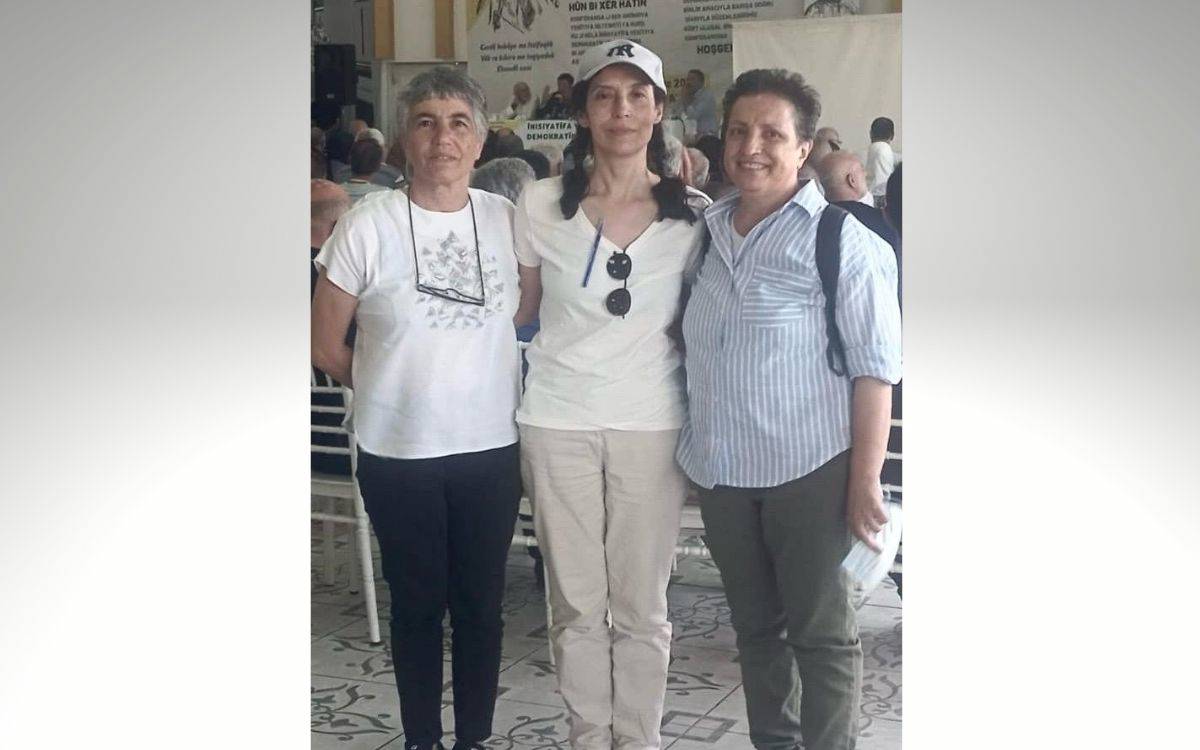 Sê xerîbcanên li sûretekê