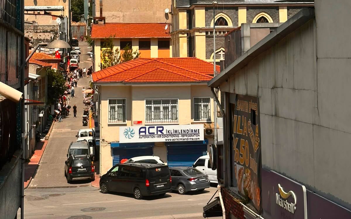 Temaşadan telaşeye: Dolapdere ikinci el pazarında tutunmak ve sınırlar