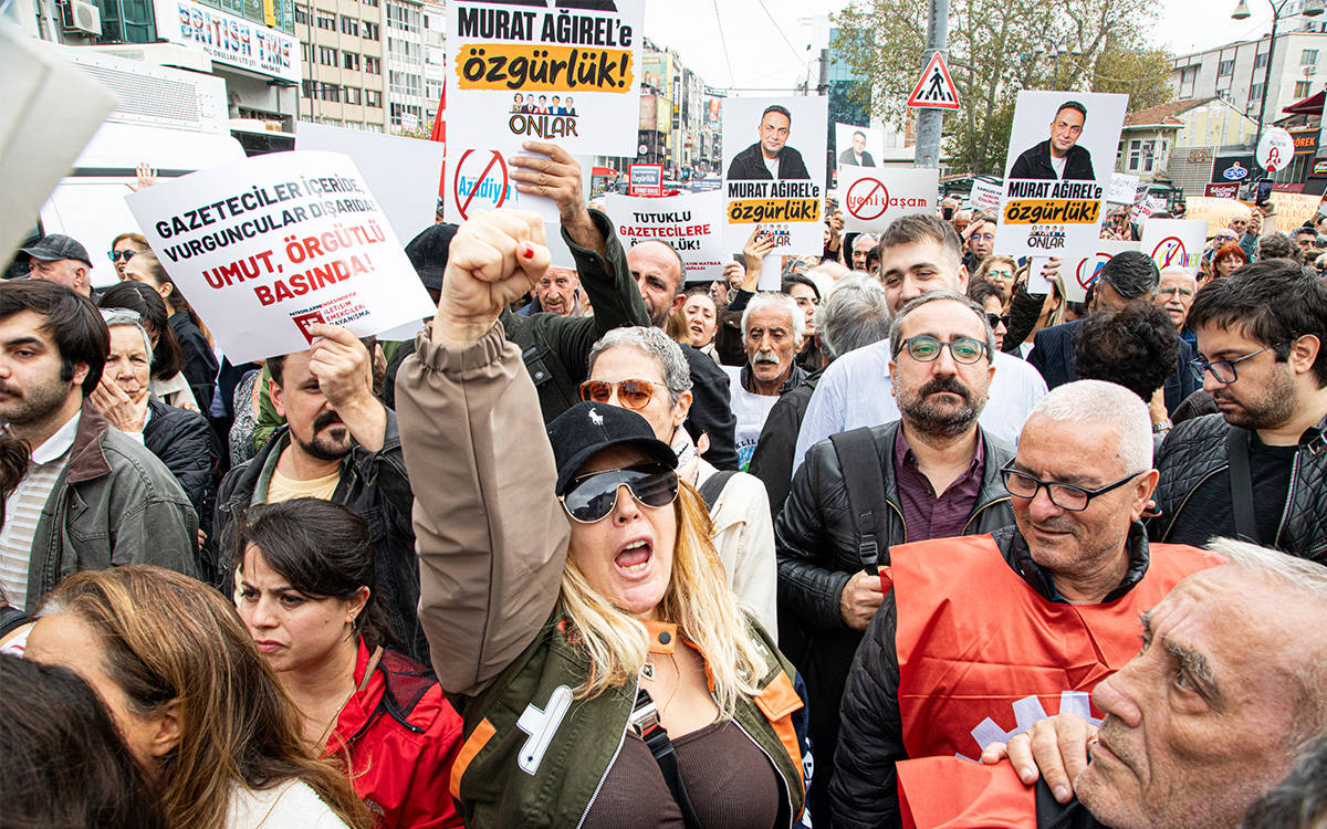 Ne söylersen söyle hiçbir şey söyleme
