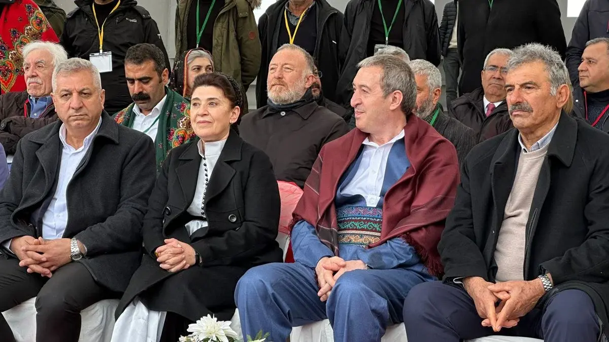 Leyla Zana, PKK Lideri Abdullah Öcalan'ın kardeşi Mehmet Öcalan ve DEM Parti Eş Genel Başkanı Tuncer Bakırhan (Fotoğraf: İnanç Yıldız / bianet)