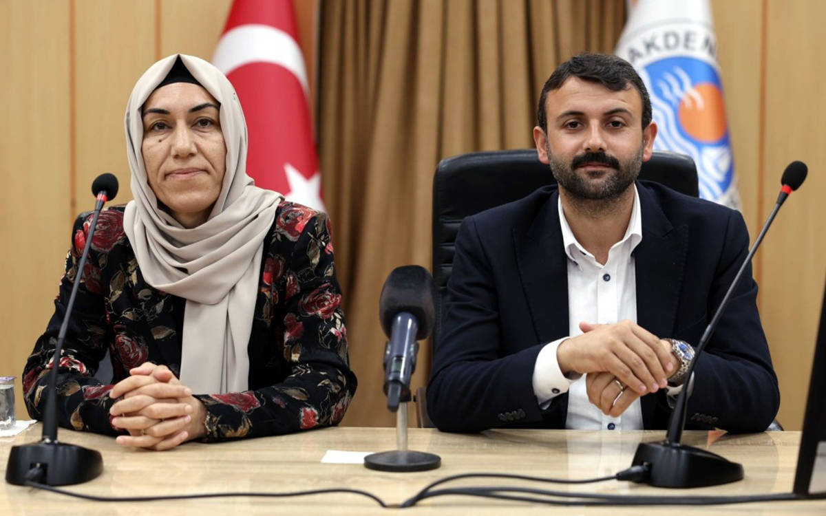 DEM Parti’li Eş Başkan Hoşyar Sarıyıldız, Akdeniz Belediyesi’nde (Mersin) kayyım yönetiminden 800 milyon TL borç devraldıklarını açıkladı.