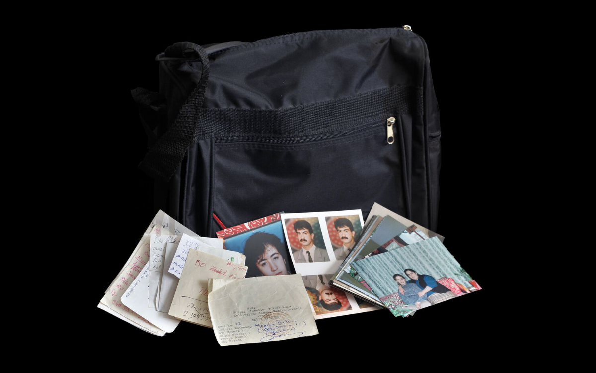 Sait Metin'in ailesine teslim edilen çantası ve fotoğrafları (23 yaşında, sanatçı)