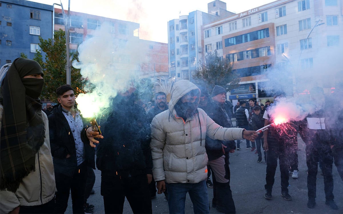 *Yürüyüş sırasında bazı gençler meşale yaktı.