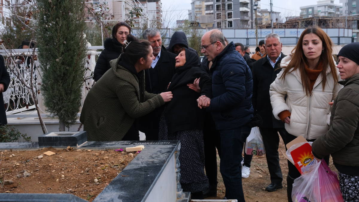 *Depremin acıları mezarlıkta da dayanışma ile sarılmaya çalışılıyor