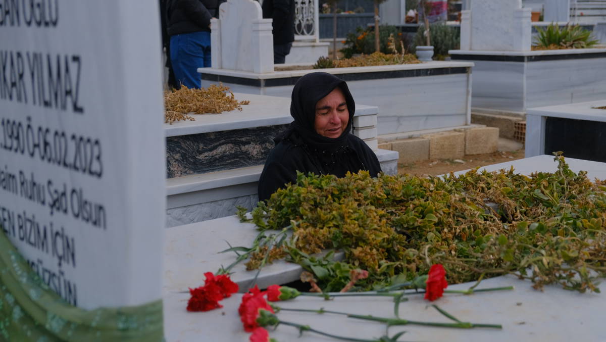 *Kayıp yakınları 6 Şubat'ın ikinci yıl dönümünde mezarlıklarda