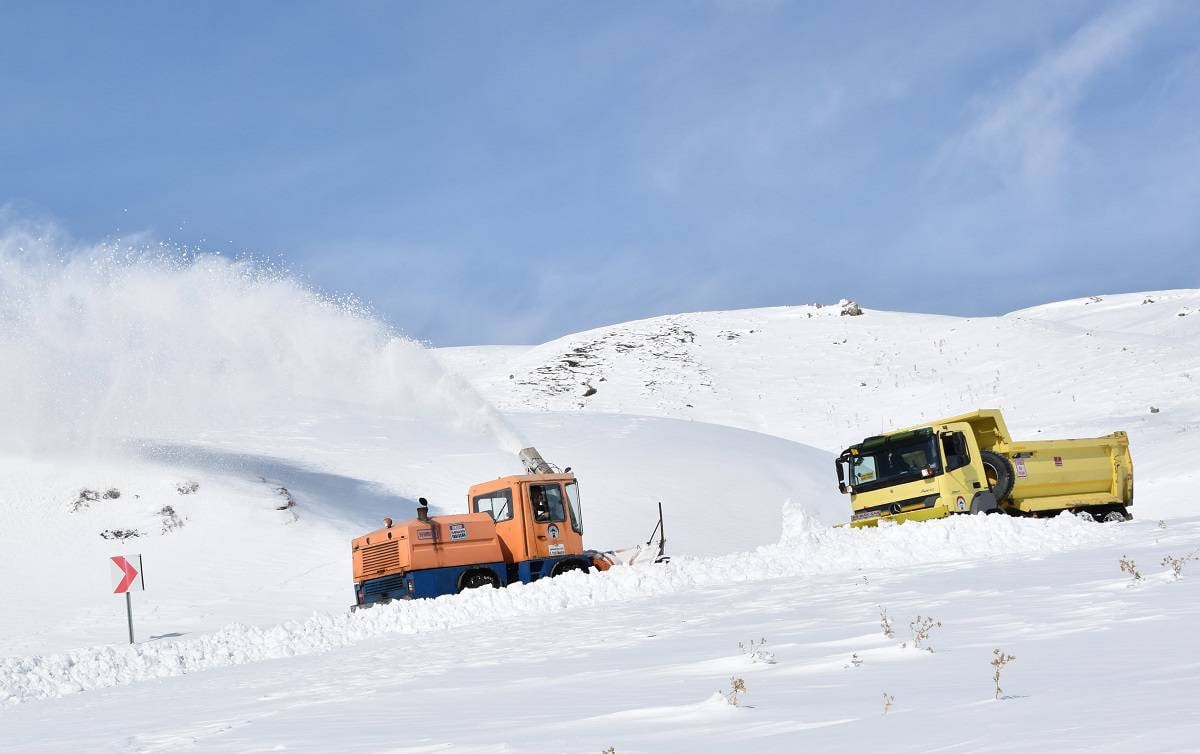 *Hakkari'de karla mücadele ekipleri, yolların açılması için kırsal bölgelerde çalışmalarını sürdürüyor.