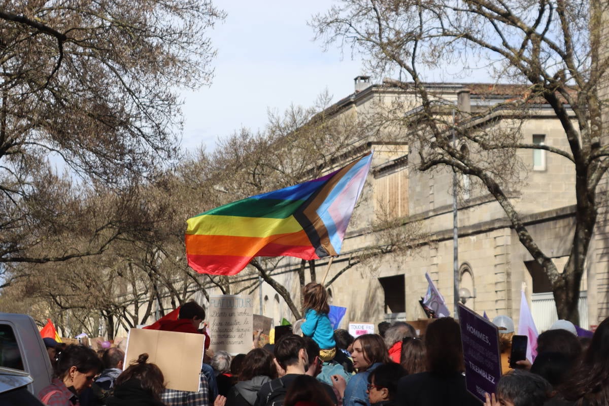 Yürüyüş esnasında açılan bir LGBTİ+ bayrağı.