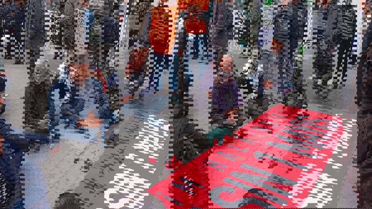 In Şişli, members of the organizing committee held negotiations with the police to obtain permission to march. When the talks failed to produce a result, they began a sit-in in front of the barricades.