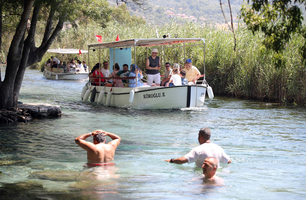 Muğla'da suya giren yurttaşlar.