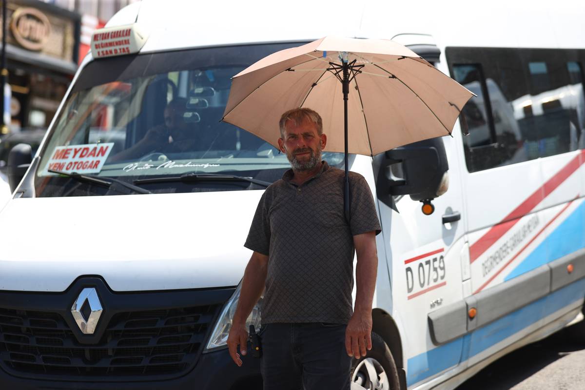 Trabzon'da şemsiye ile güneşten korunmaya çalışan bir yurttaş.