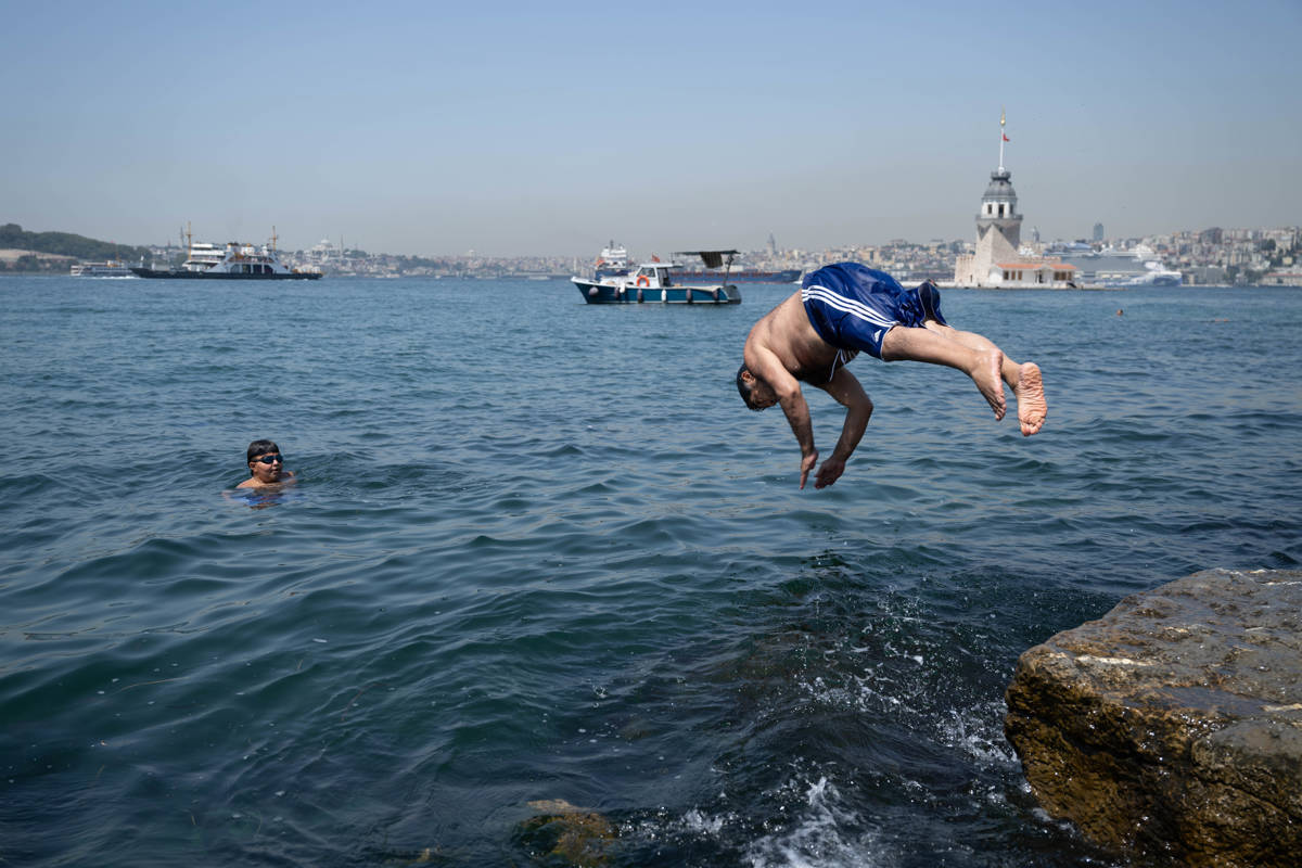 İstanbul'da denize giren bir yurttaş.