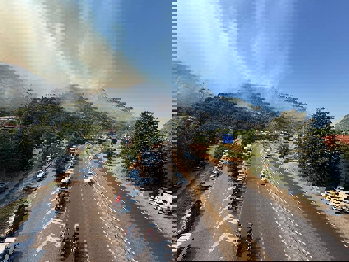 The blaze affected the E-650 highway between Sakarya and Bilecik