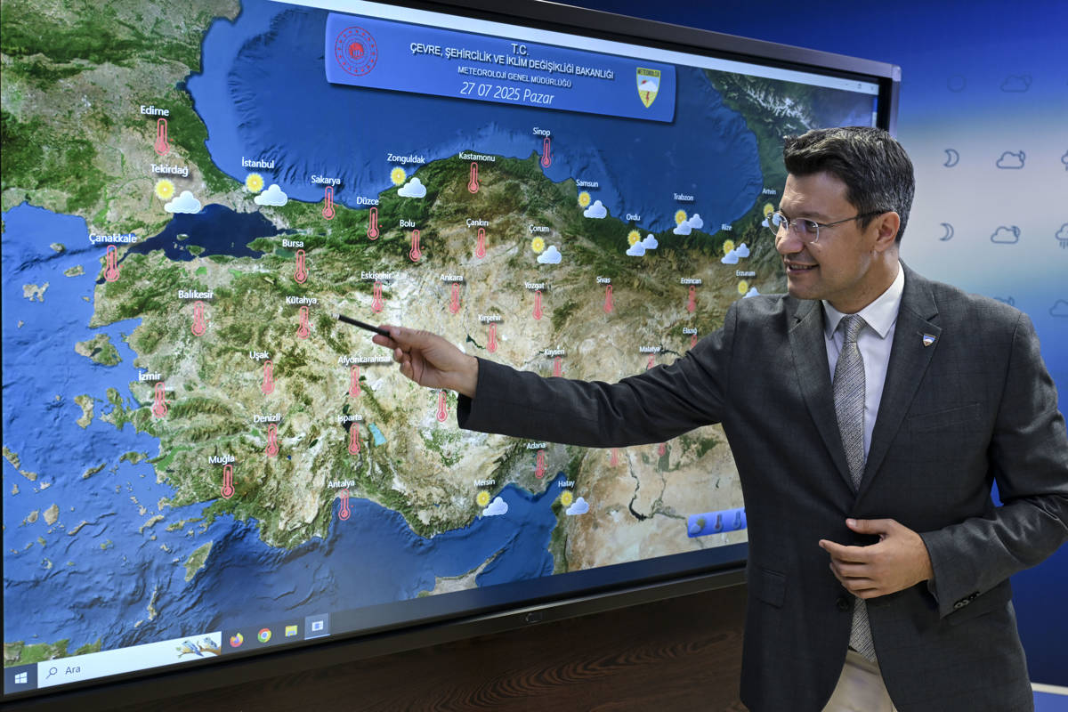 The map shown by Fevzi Burak Tekin, a weather forecast expert at the General Directorate of Meteorology, indicates extreme heat across most of the country