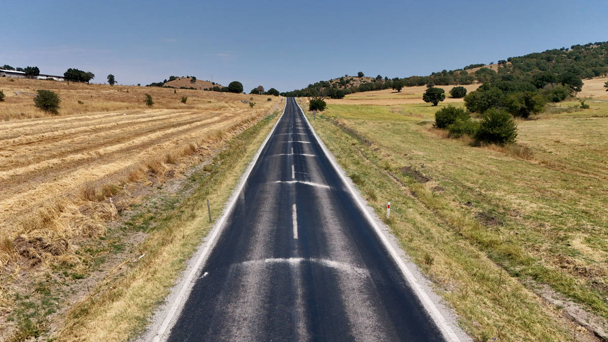 In Kırklareli, located in the Thrace region, extreme heat caused asphalt to melt on the roads