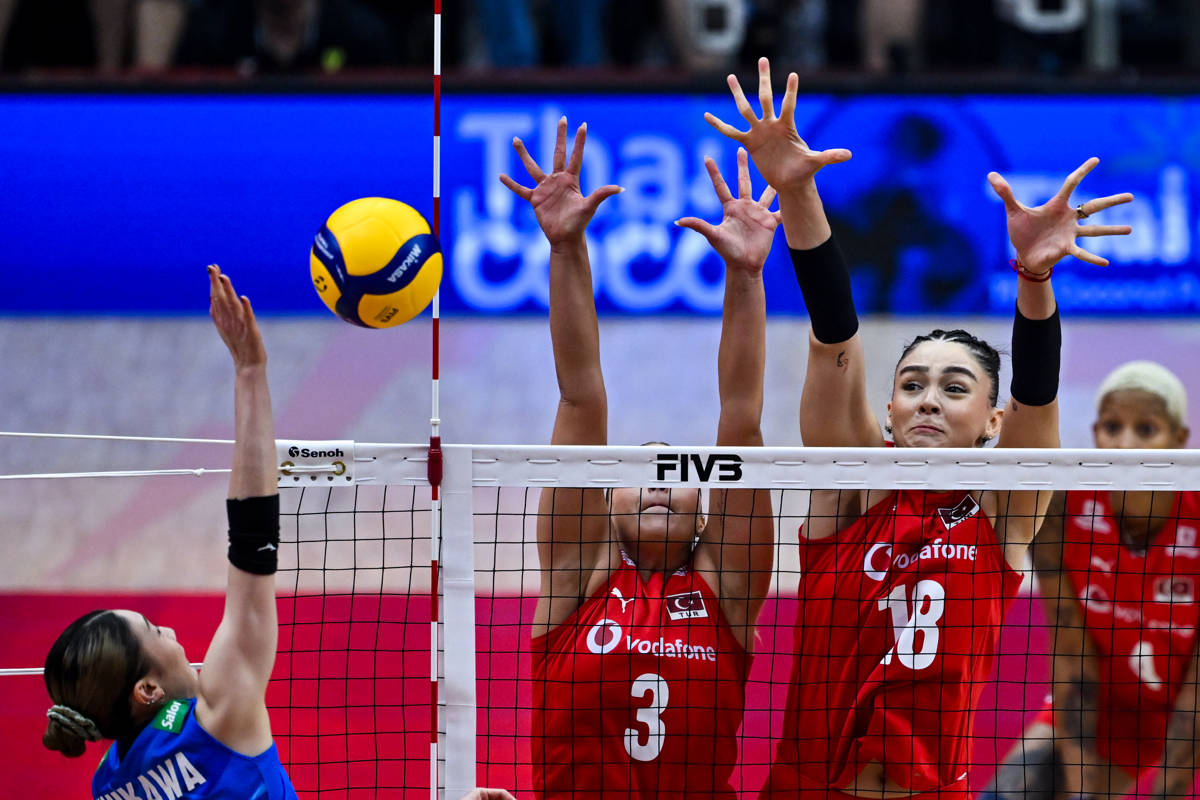 Cansu Özbay (l) and Zehra Güneş attempting to block their Japanese rival