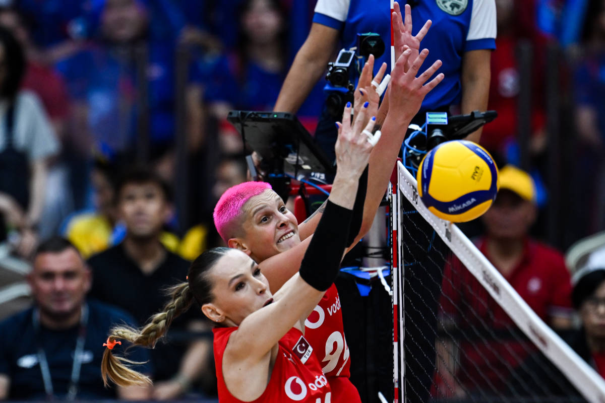 Karakurt and Erdem attempting a block