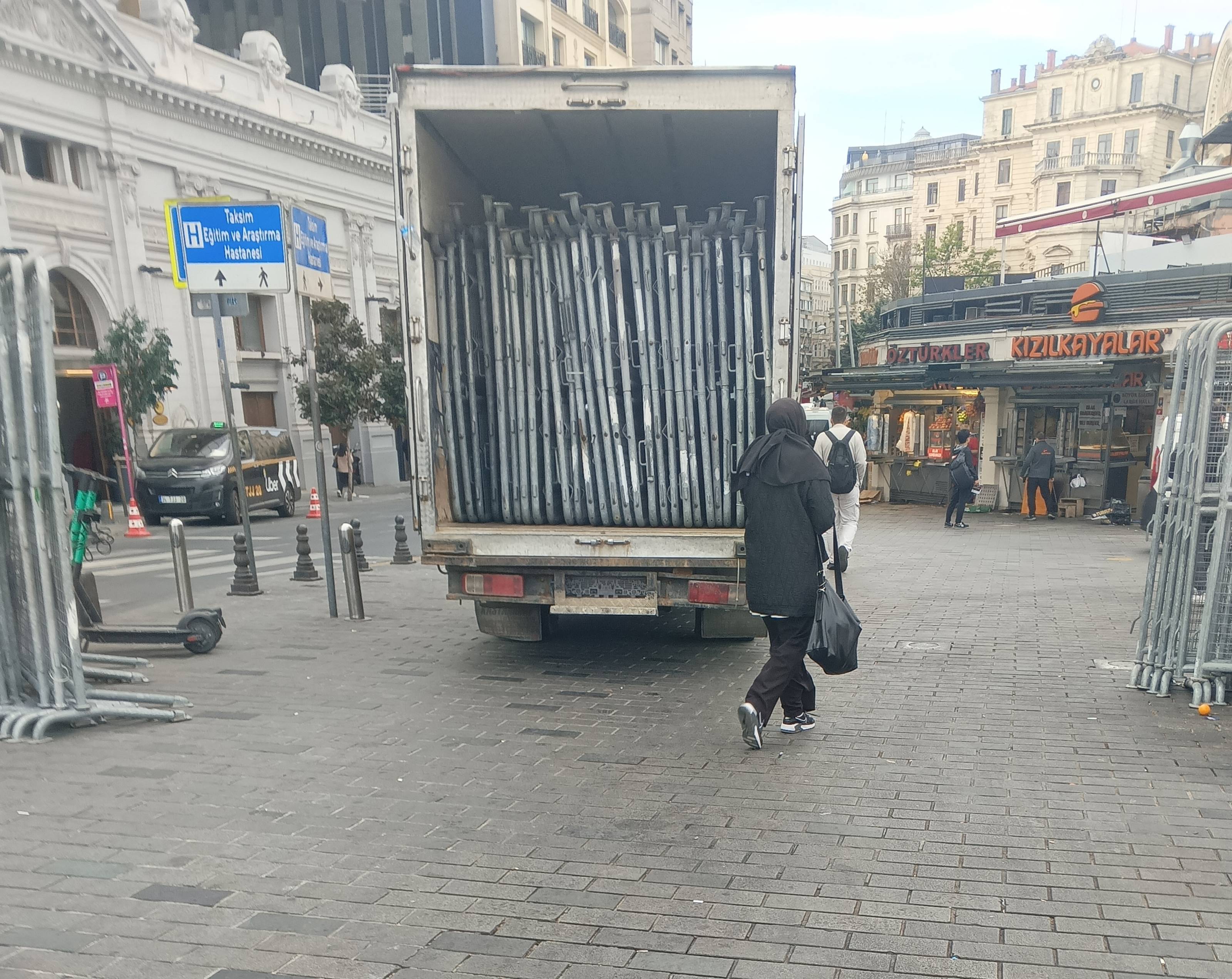 1 Mayıs öncesi Taksim meydanı