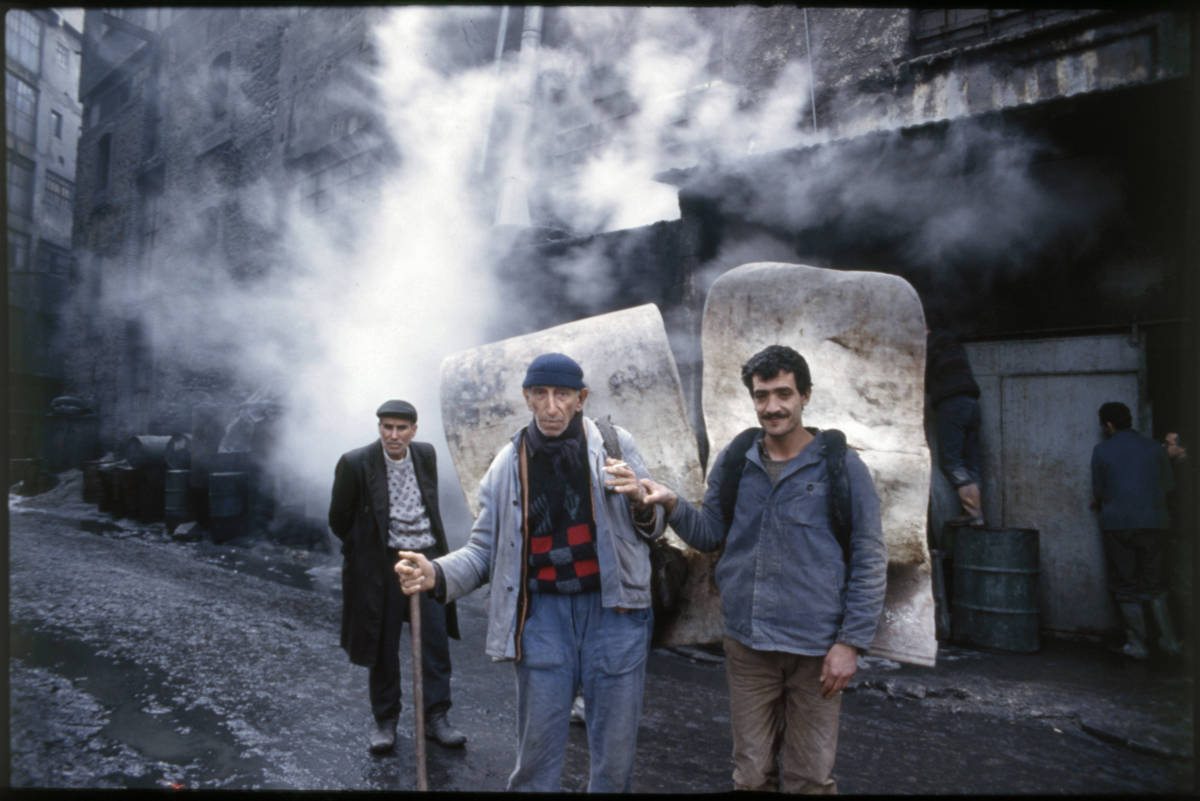 Kazlıçeşme'de deri taşıyan hamallar.