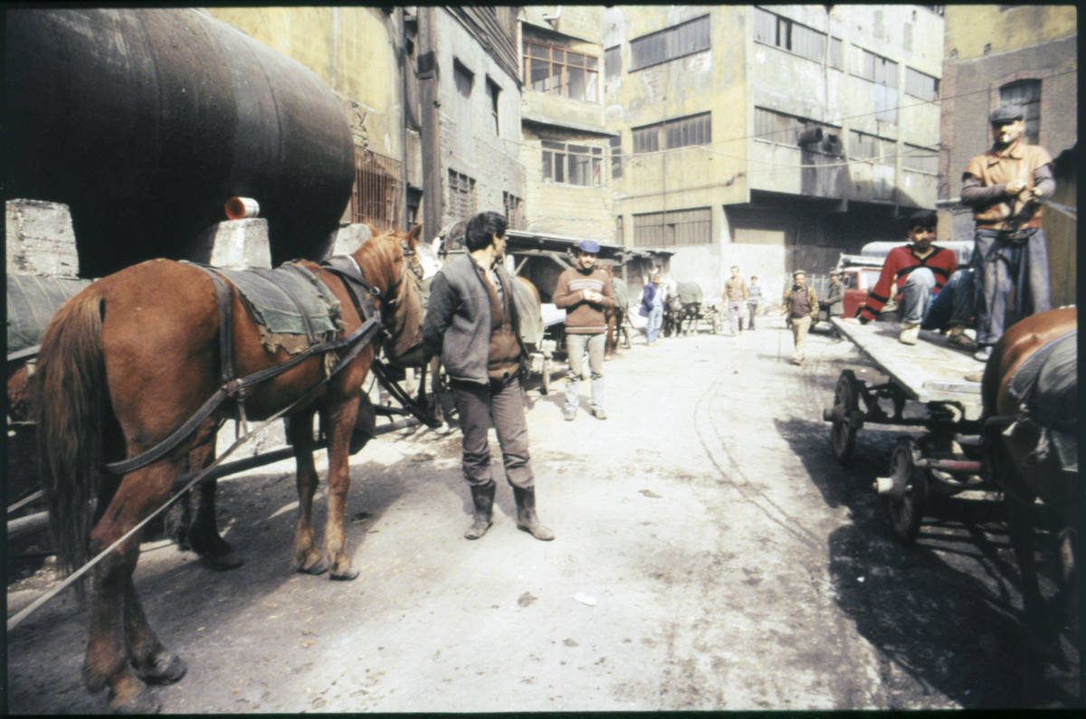 Kazlıçeşme'de deri fabrikalarının bulunduğu bir sokakta deri işçileri ve at arabaları.