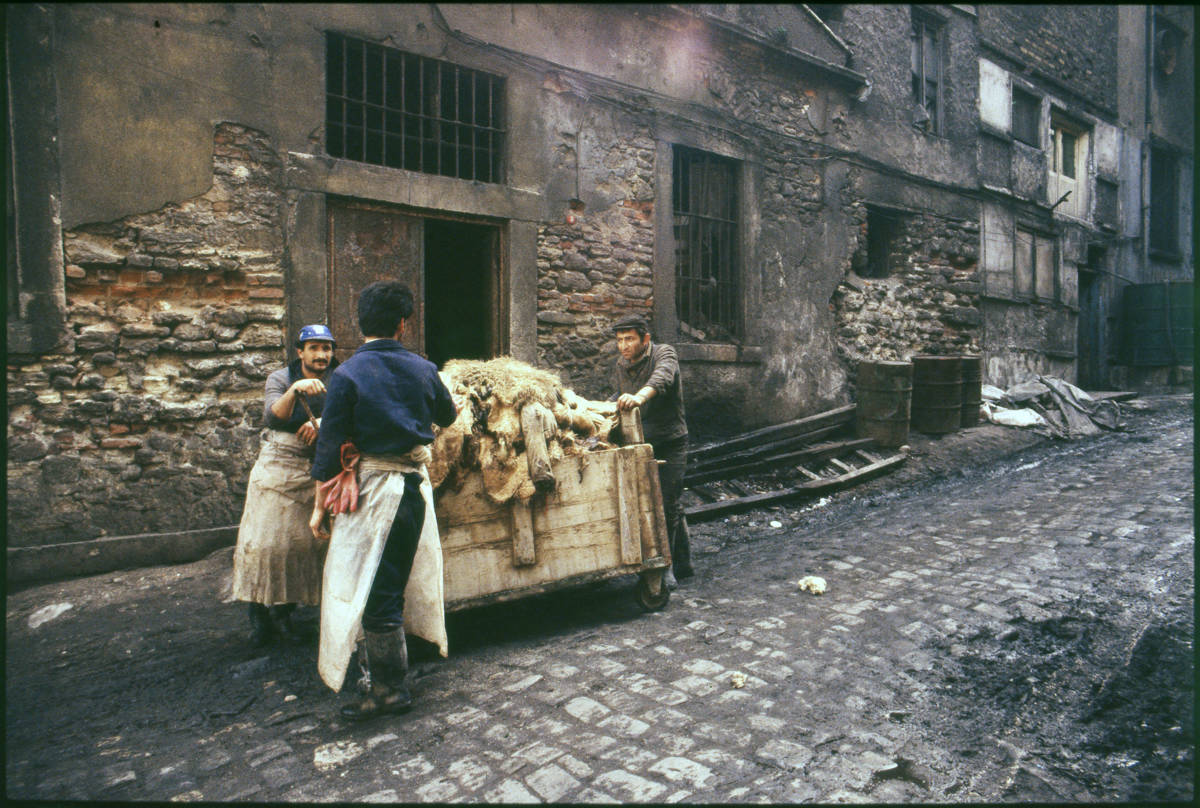Kazlıçeşme'de hayvan derilerini taşıyan fabrika işçileri.